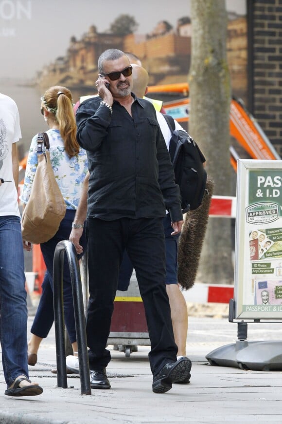 Exclusif - George Michael se promene dans la banlieue de Londres a Hampstead le 5 septembre 2013.  Exclusive - For Germany call for price - George Michael seen out and about in Hampstead on September 05, 2013. The singer was seen running some errands, keeping a low profile wearing all black. George's scar from a car crash earlier this year was visible on the back of his head.05/09/2013 - Hampstead