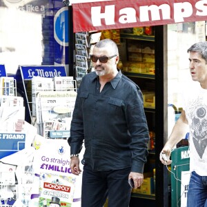 Exclusif - George Michael se promene dans la banlieue de Londres a Hampstead le 5 septembre 2013.  Exclusive - For Germany call for price - George Michael seen out and about in Hampstead on September 05, 2013. The singer was seen running some errands, keeping a low profile wearing all black. George's scar from a car crash earlier this year was visible on the back of his head.05/09/2013 - Hampstead