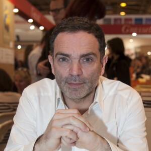Yann Moix présent au "33ème Salon du Livre" au Parc des expositions de la Porte de Versailles (Paris 15e).