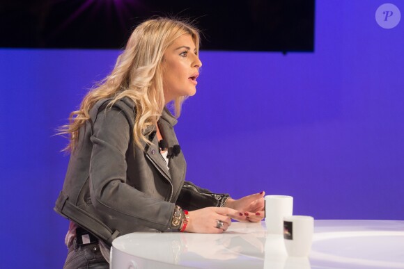 Mélanie sur le plateau du tournage de l'émission "Les 24h de la TV réalité", le 21 décembre 2016.