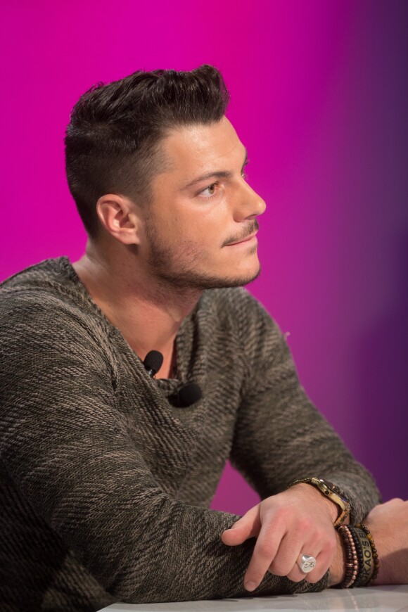 Florian sur le plateau du tournage de l'émission "Les 24h de la TV réalité", le 21 décembre 2016.