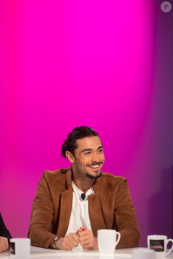 Julien Guirado et Martika sur le plateau du tournage de l'émission "Les 24h de la TV réalité", les 20 et 21 décembre 2016.