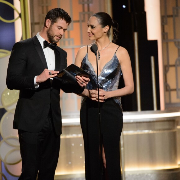 Chris Hemsworth et Gal Gadot - Show lors de la 74e cérémonie annuelle des Golden Globe Awards à Beverly Hills, Los Angeles, Californie, Etats-Unis, le 8 janvier 2017. © HFPA/Zuma Press/Bestimage