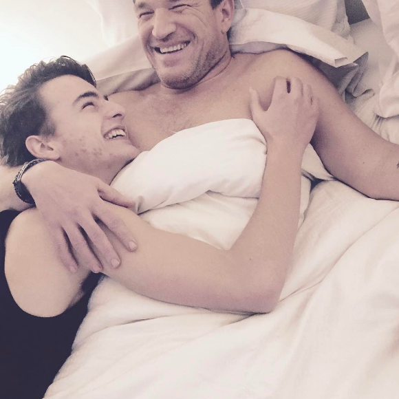 Benjamin Castaldi partage un câlin avec son fils Julien à son réveil. 10 janvier 2017.
