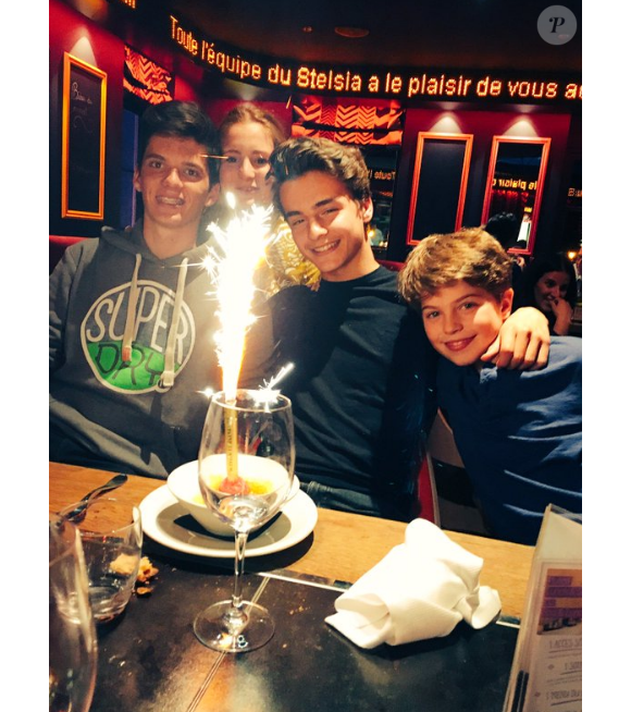 Benjamin Castaldi a fêté les 16 ans de son fils Simon, avec ses deux autres fils, Julien et Enzo. Photo postée sur Twitter le 20 avril 2016.