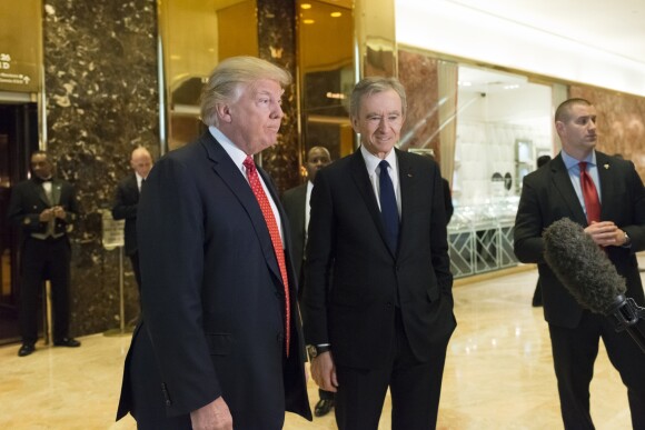 Le président élu Donald Trump et Bernard Arnault (P-DG et président de LVHM) à la Trump Tower. New York, le 9 janvier 2017.