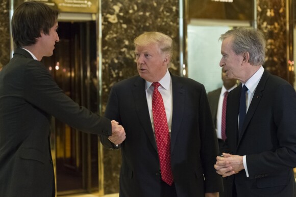 Le président élu Donald Trump, Bernard Arnault (P-DG et président de LVHM) et son fils Alexandre à la Trump Tower. New York, le 9 janvier 2017.