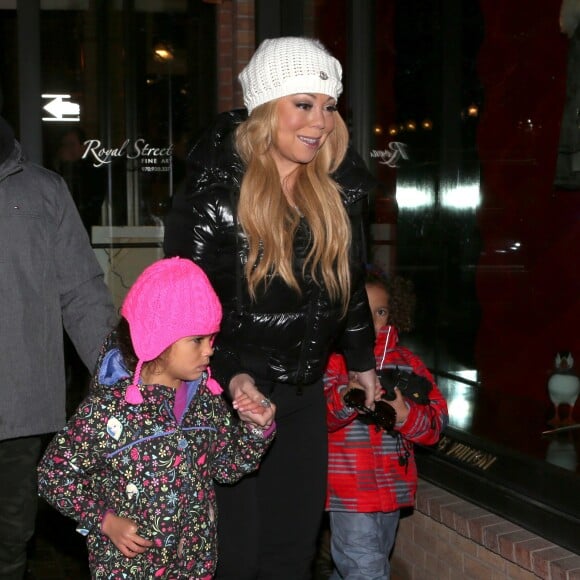 Exclusif - Mariah Carey fait du shopping avec ses enfants Moroccan et Monroe dans la boutique Louis Vuitton avec une coupe de champagne à la main à Aspen dans le Colorado le 23 décembre 2016.