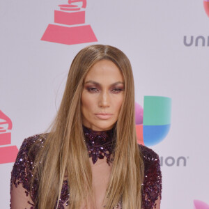Jennifer Lopez lors du photocall des arrivées de la 17ème soirée des "Latin Grammy Awards" au T-Mobile Arena à Las Vegas, Nevada, Etats-Unis, le 17 novembre 2016. © Marcel Thomas/Zuma Press/Bestimage