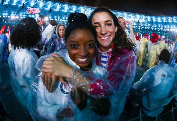 Simone Biles et Aly Raisman à la cérémonie de clôture des Jeux olympiques de Rio. Août 2016.