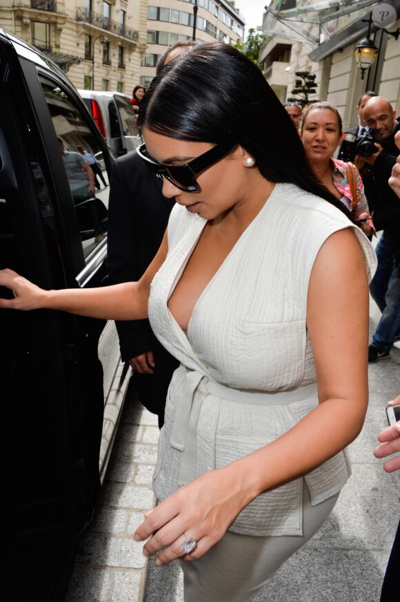 Kim Kardashian quitte l'hôtel du Peninsula, à Paris, le 21 juillet 2015.