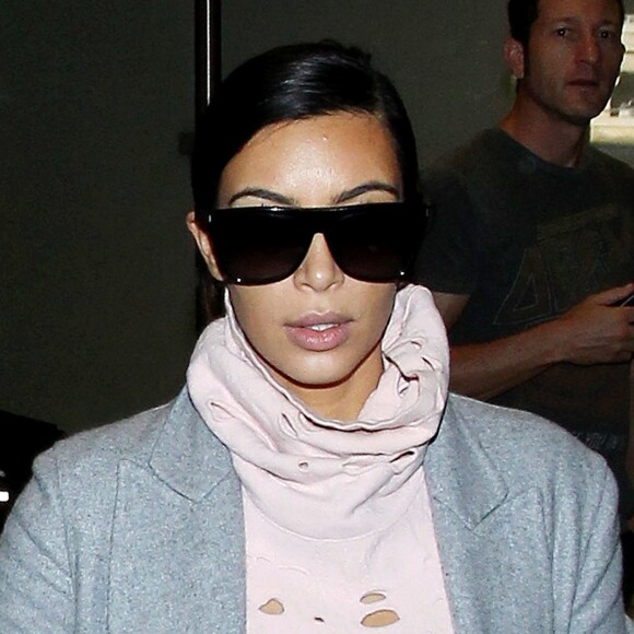 Kim Kardashian avec sa fille North à l'aéroport de Los Angeles le 1er octobre 2014.