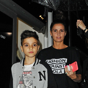 Katie Price et son fils Junior Savva Andreas Andre  à la sortie du défilé caritatif "Fashion For Relief" prêt-à-porter collection Automne/Hiver 2015 lors de la Fashion Week à Londres, le 19 février 2015.