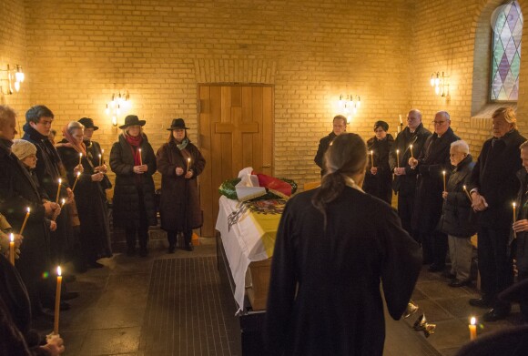 La veuve du prince Dimitri Romanovitch de Russie, la princesse Theodora (Dorrit Reventlow), et d'autres membres de la famille Romanov lors de l'inhumation du prince russe, défunt chef de la Maison Romanov, au cimetière Vedbaek à 20 km au nord de Copenhague, le 11 janvier 2017.