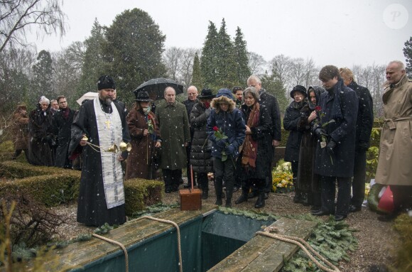 La veuve du prince Dimitri Romanovitch de Russie, la princesse Theodora (Dorrit Reventlow), et d'autres membres de la famille Romanov lors de l'inhumation du prince russe, défunt chef de la Maison Romanov, au cimetière Vedbaek à 20 km au nord de Copenhague, le 11 janvier 2017.