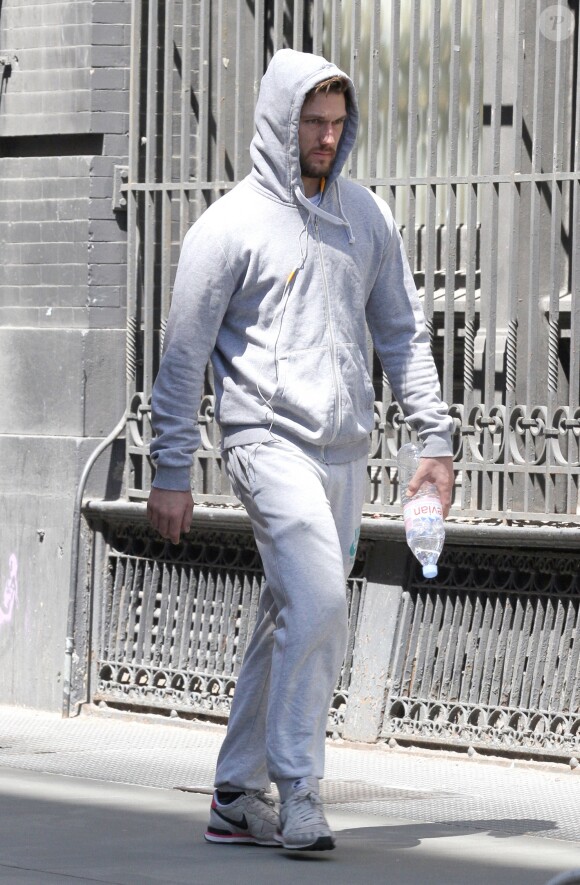 Alex Pettyfer à la sortie de son cours de gym dans le quartier de Manhattan à New York, le 24 avril 2016