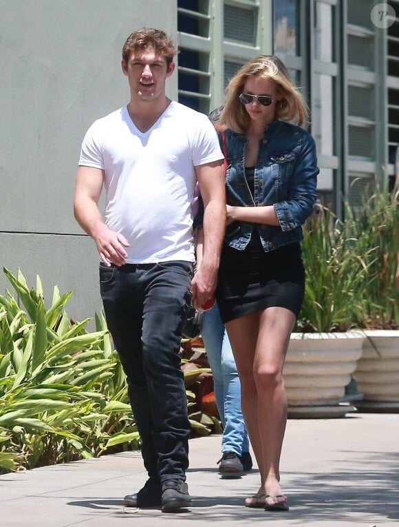 Exclusif - Alex Pettyfer et sa petite-amie Marloes Hors, peut-être enceinte, sont allés chez GameStop à Hollywood, le 26 mai 2014.