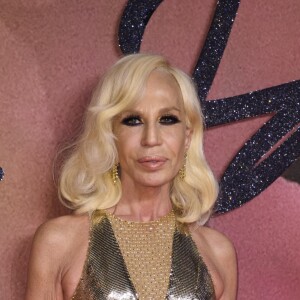 Donatella Versace aux British Fashion Awards 2016 au Royal Albert Hall à Londres. Le 6 décembre 2016.