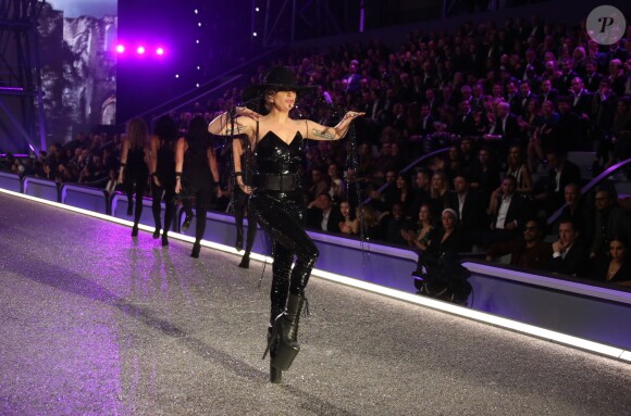 Lady Gaga au défilé "Victoria's Secret 2016" au Grand Palais à Paris, le 30 novembre 2016. © Denis Guignebourg/Bestimage