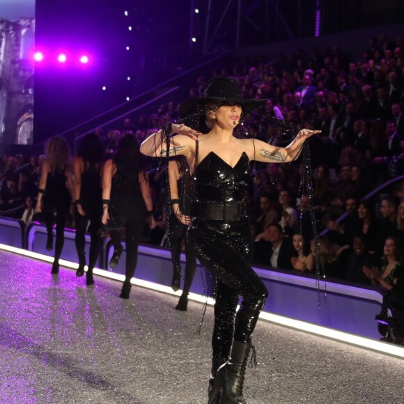 Lady Gaga au défilé "Victoria's Secret 2016" au Grand Palais à Paris, le 30 novembre 2016. © Denis Guignebourg/Bestimage