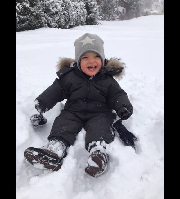 La princesse Madeleine de Suède a publié le 10 janvier 2017 sur sa page Facebook des photos de ses enfants la princesse Leonore et le prince Nicolas en vacances à la neige pour présenter ses voeux pour l'année 2017 à ses abonnés.
