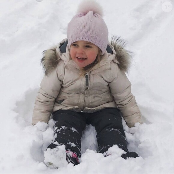 La princesse Madeleine de Suède a publié le 10 janvier 2017 sur sa page Facebook des photos de ses enfants la princesse Leonore et le prince Nicolas en vacances à la neige pour présenter ses voeux pour l'année 2017 à ses abonnés.