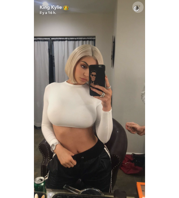 Kylie Jenner dévoilant sa nouvelle perruque blonde sur Snapchat le 12 janvier 2017