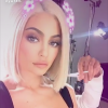 Kylie Jenner dévoilant sa nouvelle perruque blonde sur Snapchat le 12 janvier 2017