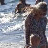 Exclusif - Fergie, son mari Josh Duhamel et leur fils Axl en vacances sur une plage de Maui à Hawaï le 4 janvier 2017.