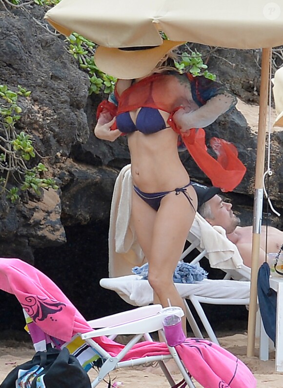 Exclusif - Fergie et son mari Josh Duhamel se baignent à Maui, le 31 décembre 2016.