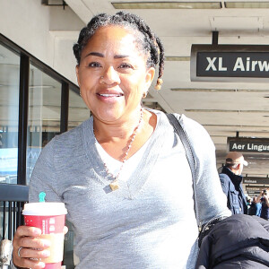 Exclusif - Doria Ragland (mère de Meghan Markle) arrive à l'aéroport LAX de Los Angeles, Californie, Etats-Unis, le 23 décembre 2016.