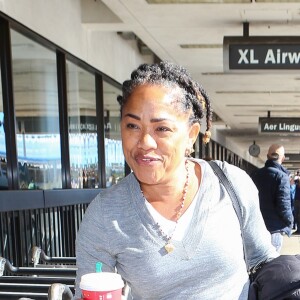 Exclusif - Doria Ragland (mère de Meghan Markle) arrive à l'aéroport LAX de Los Angeles, Californie, Etats-Unis, le 23 décembre 2016.