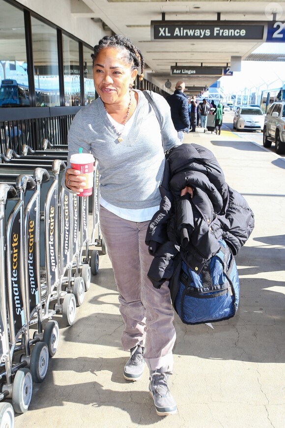 Exclusif - Doria Ragland (mère de Meghan Markle) arrive à l'aéroport LAX de Los Angeles, Californie, Etats-Unis, le 23 décembre 2016.