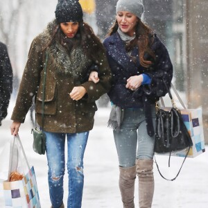 Meghan Markle fait du shopping sous la neige avec une amie à Toronto le 11 décembre 2016