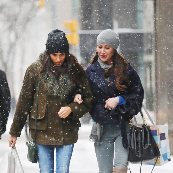 Meghan Markle fait du shopping sous la neige avec une amie à Toronto le 11 décembre 2016