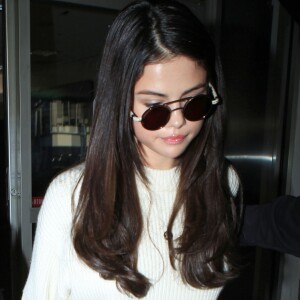 Selena Gomez arrive à l'aéroport de LAX à Los Angeles, le 28 novembre 2016