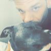 Keen V pose avec un de ses chiens sur Instagram le 14 janvier 2017