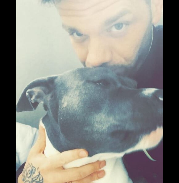 Keen V pose avec un de ses chiens sur Instagram le 14 janvier 2017