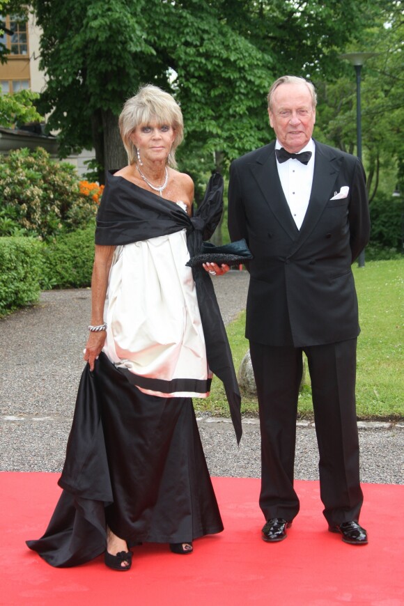 La princesse Birgitta de Suède et son défunt mari le prince Johann Georg (dit Hansi) de Hohenzollern à Stockholm le 18 juin 2010 lors du mariage de la princesse Victoria et de Daniel Westling.
