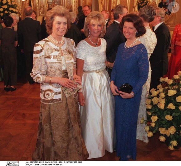 La princesse Birgitta de Suède (au centre) lors de la soirée des 50 ans du roi Carl XVI Gustaf de Suède en mai 1996 à Stockholm.