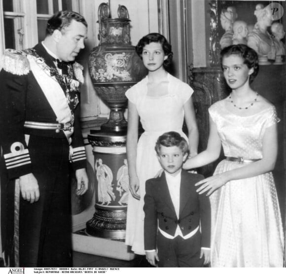 Photo d'archives de la princesse Birgitta de Suède avec son petit frère le prince Carl Gustaf (actuel roi de Suède)