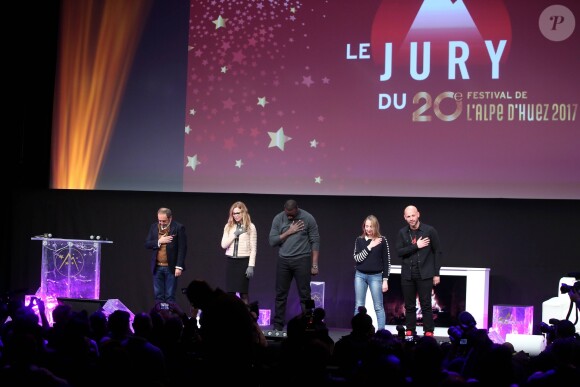 Patrick Timsit, Pascale Arbillot, Omar Sy, Audrey Lamy et Franck Gastambide (les membres du jury) dansent sur la scène - Cérémonie d'ouverture du 20e Festival du film de comédie à l'Alpe d'Huez, le 17 janvier 2017. © Dominique Jacovides/Bestimage