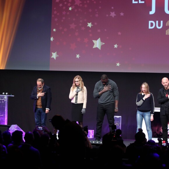 Patrick Timsit, Pascale Arbillot, Omar Sy, Audrey Lamy et Franck Gastambide (les membres du jury) dansent sur la scène - Cérémonie d'ouverture du 20e Festival du film de comédie à l'Alpe d'Huez, le 17 janvier 2017. © Dominique Jacovides/Bestimage