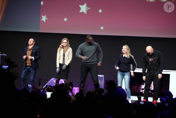 Patrick Timsit, Pascale Arbillot, Omar Sy, Audrey Lamy et Franck Gastambide (les membres du jury) dansent sur la scène - Cérémonie d'ouverture du 20e Festival du film de comédie à l'Alpe d'Huez, le 17 janvier 2017. © Dominique Jacovides/Bestimage