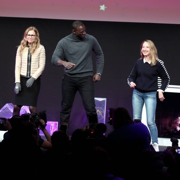 Patrick Timsit, Pascale Arbillot, Omar Sy, Audrey Lamy et Franck Gastambide (les membres du jury) dansent sur la scène - Cérémonie d'ouverture du 20e Festival du film de comédie à l'Alpe d'Huez, le 17 janvier 2017. © Dominique Jacovides/Bestimage