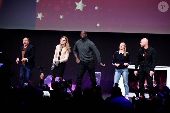 Patrick Timsit, Pascale Arbillot, Omar Sy, Audrey Lamy et Franck Gastambide (les membres du jury) dansent sur la scène - Cérémonie d'ouverture du 20e Festival du film de comédie à l'Alpe d'Huez, le 17 janvier 2017. © Dominique Jacovides/Bestimage