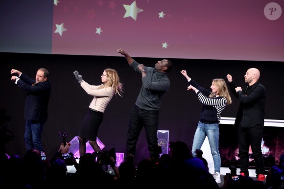Patrick Timsit, Pascale Arbillot, Omar Sy, Audrey Lamy et Franck Gastambide (les membres du jury) dansent sur la scène - Cérémonie d'ouverture du 20e Festival du film de comédie à l'Alpe d'Huez, le 17 janvier 2017. © Dominique Jacovides/Bestimage