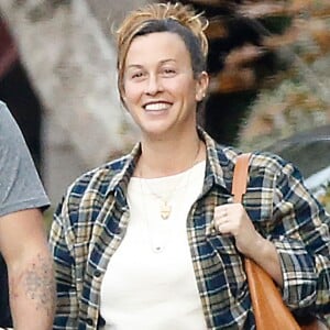 Alanis Morissette est allée déjeuner avec son mari Souleye et ses parents dans un restaurant mexicain à Los Angeles, le 12 décembre 2016.