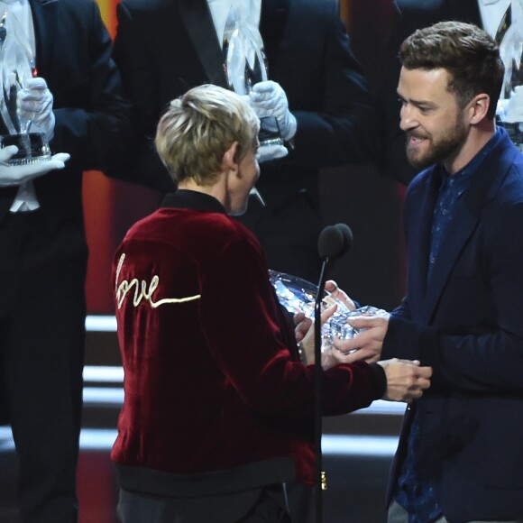 Justin Timberlake et Ellen DeGeneres sur la scène du Microsoft Theater pour les People's Choice Awards le 18 janvier 2017