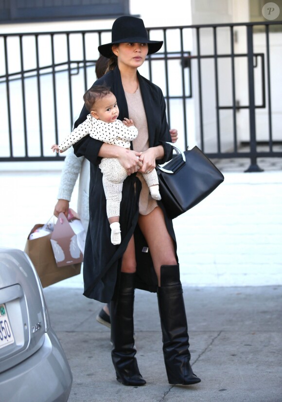 Chrissy Teigen avec son mari John Legend et sa fille Luna dans les rues de Los Angeles, le 16 janvier 2017